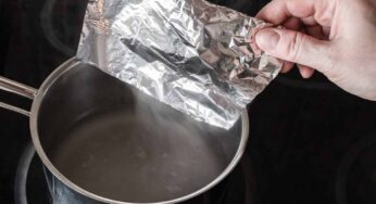 Perché tutti stanno mettendo un foglio di carta stagnola in acqua bollente: il trucco usato dai vip