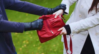Con questo borsello eviti i furti quando sei in viaggio: così puoi goderti tutto senza stress
